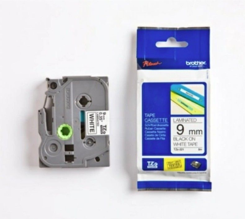 Lenta BROTHER TZE-221, 9 mm x 8 m, melni burti uz balta fona (250-01197)