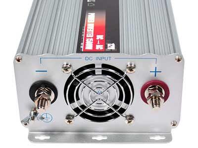 Strāvas pārveidotājs 12V / 230V 1500W