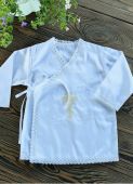 KRISTĪBU KREKLS SASIENAMS SĀNĀ, AR MEŽĢĪNĒM UN IZŠUVUMU (MX06 KR38 white)