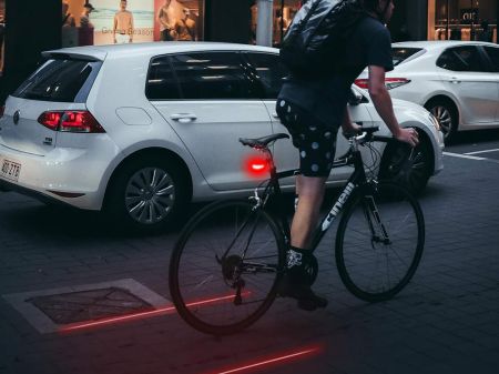Velosipēda aizmugurējais lukturis ar lāzera līnijām (P14498)