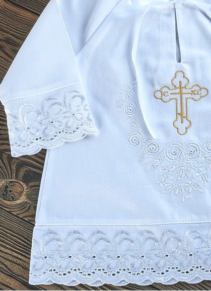 KRISTĪBU KREKLS AR MEŽĢĪNĒM UN IZŠUVUMU BALTOS TOŅOS (MT05 KR34 white)