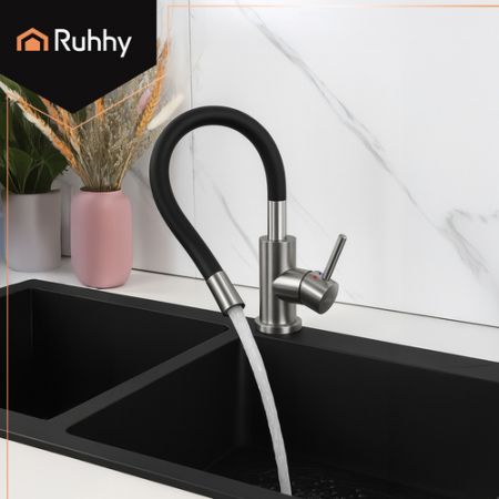 Virtuves jaucējkrāns ar elastīgu snīpi un aeratoru (P26324)