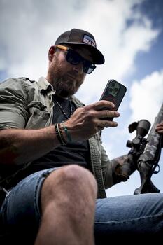 Tactical MagForce Hyperstealth 2.0 Cover Защитный чехол для iPhone 15 / чёрный/красный (TA-57983121099)