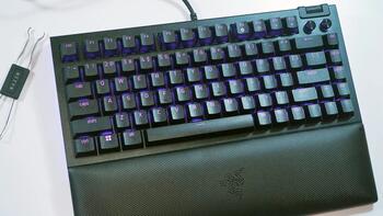 Razer BlackWidow V4 75% Mehāniskā Spēļu Tastatūra / Melna (RZ03-05000400-R3E1)