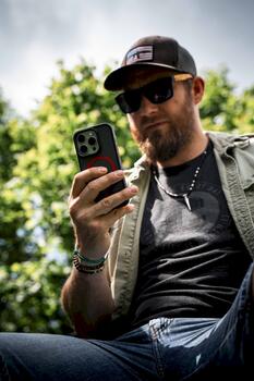 Tactical MagForce Hyperstealth 2.0 Защитный чехол для iPhone 13 / чёрный/красный (TA-57983121085)