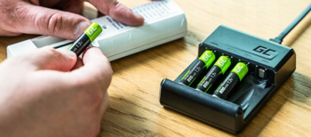 Green Cell VitalCharger Bateriju lādētājs + 2x Baterijas AA / 2000mA un 2x Baterijas AAA / 800mAh (GRSETGC03)