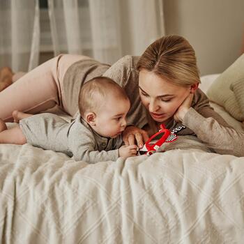 Canpol babies Mīksta kontrasta rotaļlieta ar čīkstoņu un spoguli SENSORY TOYS 68/080