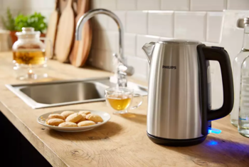 PHILIPS Viva Collection Tējkanna,1.7l (metāla) (HD9351/90)