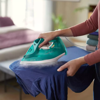 PHILIPS 3000 sērijas Tvaika gludeklis, 2400W, zaļš (DST3030/70)