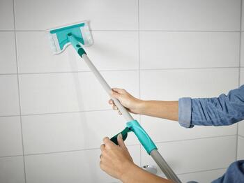LEIFHEIT Flīžu un vannas istabas birste ar teleskopisku kātu 93–150cm Bath Cleaner micro duo (1041700)