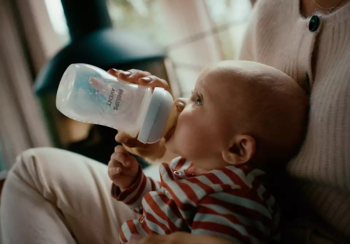 Philips Avent Natural Response pretkoliku pudelīte ar AirFree vārstu 260 ml, vidējas plūsmas knupītis, 1m+ (SCY673/01)