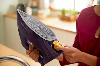 PHILIPS 7000 sērijas Tvaika gludeklis, tumši violets (DST7061/30)