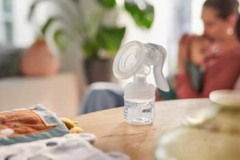 Philips Avent Lotus manuālais krūts piena sūknis ar pudelīti (SCF430/10)