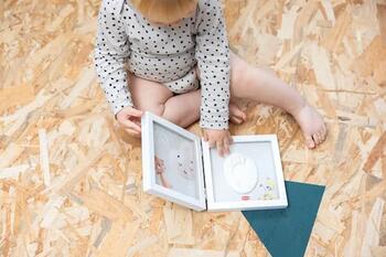 Tiny Love Simple Frame komplekts mazuļa pēdiņas vai rociņas nospieduma izveidošanai, balts (3333166051)