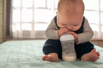 Philips Avent Natural Response barošanas pudelīte 260 ml, vidējas plūsmas knupītis, 1m+ (SCY903/01)