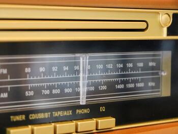 Lenco multifunkcionāls plašu atskaņotājs ar iebūvētiem skaļruņiem, koka (TCD-2551WD)