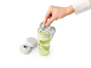 BRABANTIA Make & Take ūdens pudele ar sietiņu, light grey (202421)
