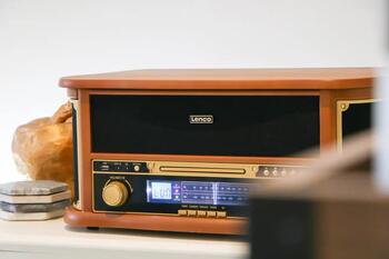 Lenco multifunkcionāls plašu atskaņotājs ar iebūvētiem skaļruņiem, koka (TCD-2551WD)