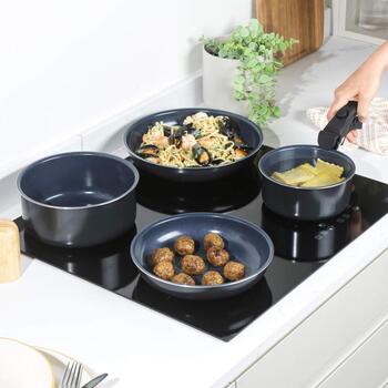 Russell Hobbs Pannu komplekts RH03319EU7, 22cm, 26cm, 16cm, 20cm, tumši zils, alumīnijs, noņemams rokturis, keramikas nepiedegošs (RH03319EU7)
