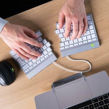 R-Go Tools klaviatūra R-Go Split Break, Bluetooth 5.0, QWERTY, balta, ergonomisks dizains, USB Type-C, 1.02 m kabelis (RGOSBUKWLWH)