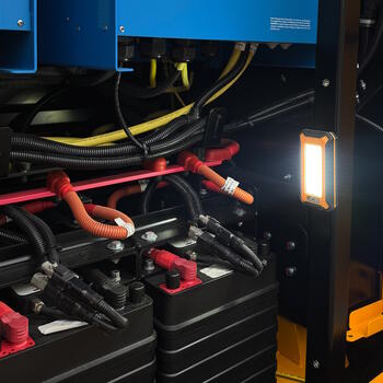 JCB viegls uzlādējams LED darba lukturis darbnīcai un būvlaukumam 1000lm 3 režīmi magnēts āķis USB Powerbank IP54 JCB-WL-PALM (JCB-WL-PALM)