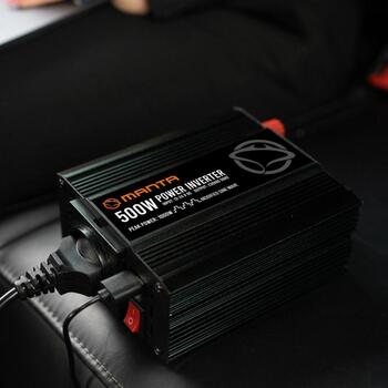 Manta MPI500M инвертор, 500W, 1000W, 12V или 24V на 230V, USB DC 5V 2.1A, модифицированная синусоида, защита (MPI500M)