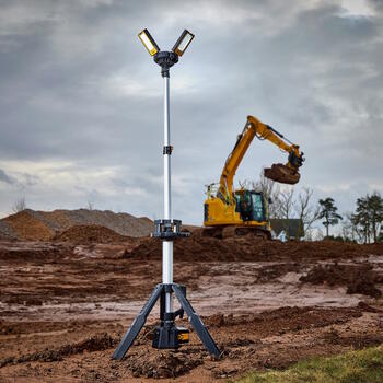 JCB Tri-Fold Konnect torņa LED darba gaismeklis būvlaukumiem 8400lm 3 galvas 360° 18V vai 110/240V 2.4m statīvs IP54 JCB-SL-TRI-FOLD (JCB-SL-TRI-FOLD-KONNECT)