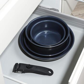 Russell Hobbs Pannu komplekts RH03319EU7, 22cm, 26cm, 16cm, 20cm, tumši zils, alumīnijs, noņemams rokturis, keramikas nepiedegošs (RH03319EU7)
