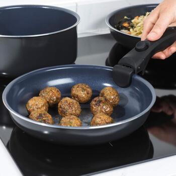 Russell Hobbs Pannu komplekts RH03319EU7, 22cm, 26cm, 16cm, 20cm, tumši zils, alumīnijs, noņemams rokturis, keramikas nepiedegošs (RH03319EU7)