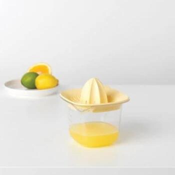 Brabantia 122040 соковыжималка для цитрусовых с емкостью, 0,5 л, ванильно-желтый, пластик, можно мыть в посудомоечной машине (122040)