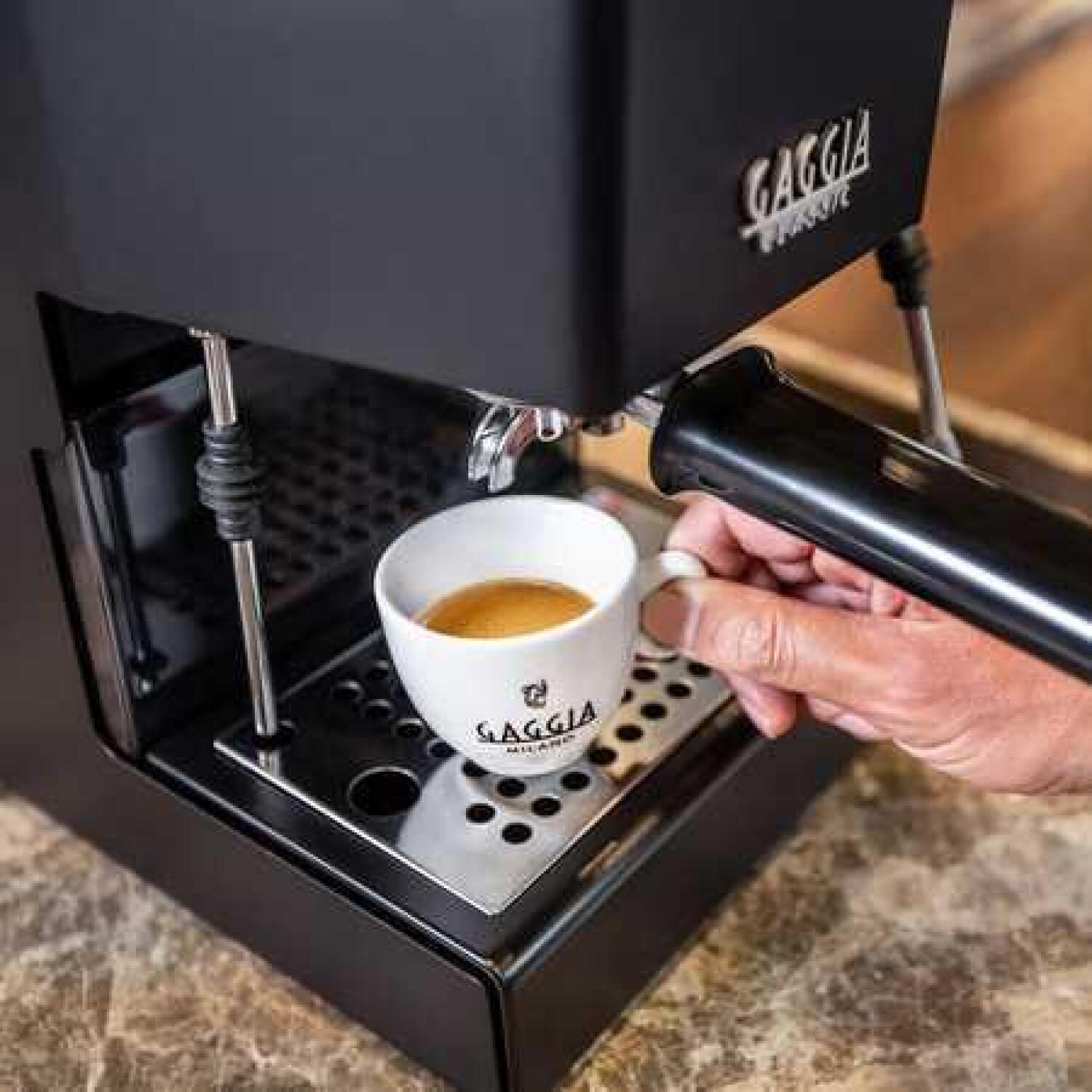 Gaggia кофемашина RI9481/14 Classic E24, 15 бар, 2,1 л, полуавтоматическая, встроенный капучинатор, Thunder Black (RI9481/14)