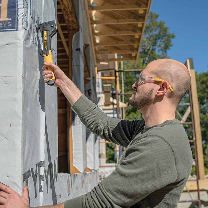 DeWalt DWHT75900-0 молотковый степлер для кровли и крепления изоляции корпус из углеродного волокна скобы 8-12мм антизаклинивание Черный (DWHT75900-0)
