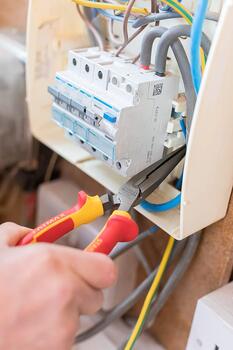 Elektriķu knaibles ar smailiem galiem 200mm VDE 1000V 0-84-007 STANLEY (0-84-007)
