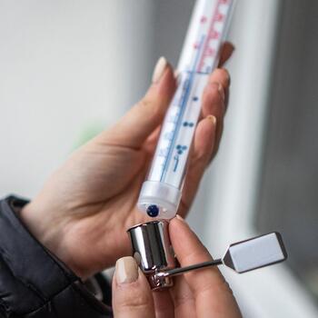 Bioterm термометр 020600, от -50°C до +50°C, 20см, без ртути, алюминиевая рамка, оконное крепление (020600)