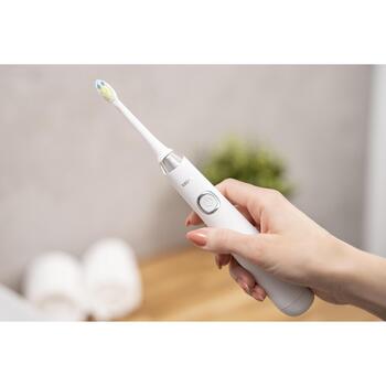 Zelmer Электрическая зубная щетка ZTB8010W 60907012P, 220-240V, 800mAh, 4 режима, 2 насадки, водонепроницаемая, эргономичная ручка (60907012P)
