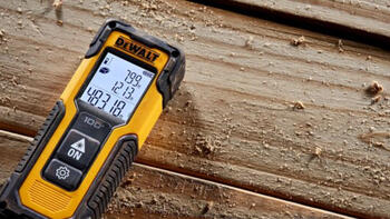 Dewalt DWHT77100-XJ лазерный дальномер, 30м, 100фут, Class II, IP54, 2 x AAA, +/- 3°, 1 мин, компактный (DWHT77100-XJ)