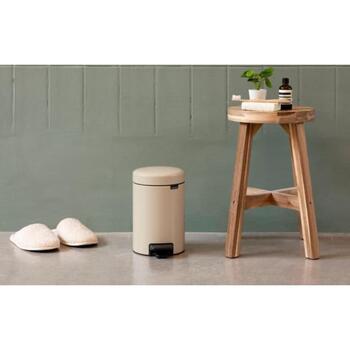 Brabantia NewIcon 149900 мусорное ведро, 5л, 20,5см, 29,1см, тихое закрывание крышки, педаль, съемная внутренняя корзина (149900)