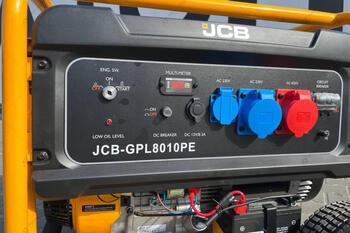 JCB benzīna ģenerators rezerves elektroapgādei 7.9kW 230/400V 3 fāzes elektriskais un rokas starts 25L riteņi JCB-GPL8010PE (JCB-GPL8010PE)