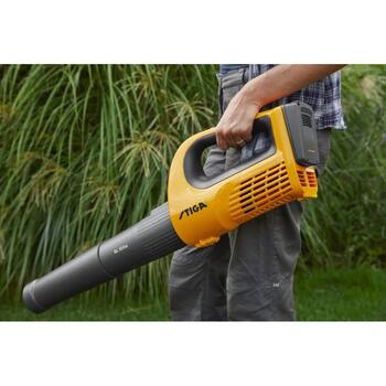 Stiga аккумуляторный воздуходув BL 100e 20V 0.28 кВт, 32 м/с, 9 м³/мин, 40 мин времени работы, мягкая ручка, короткая насадка (271500008/ST1)