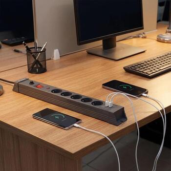 Hawk Pagarinātājs HWPS501GY, 1,5m, 5, 2xUSB, 20W, 545J, 16A, E/F, slēdzis, zemējums (HWPS501GY)