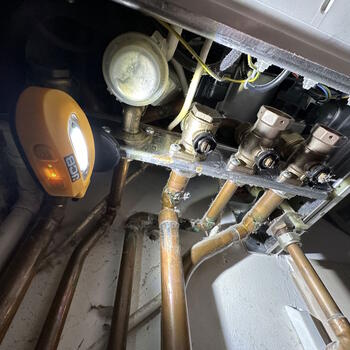 JCB uzlādējams LED galvas un darba lukturis darbnīcai un remontam 260lm 2 režīmi kustības sensors magnēts USB-C IP44 JCB-HT-XTRA (JCB-HT-XTRA)
