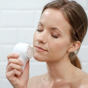 Homedics FAC-600-EU Compact Cleansing Brush, 3 насадки, IPX7, 3 ч зарядка, пульсация, розовое золото/белый (FAC-600-EU)
