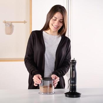 Black Decker Погружной блендер BXHBA800E ES9160100B, 800W, 0.6L, 4 лезвия, Турбо функция, 600ml мерный стакан, 500ml измельчитель (ES9160100B)