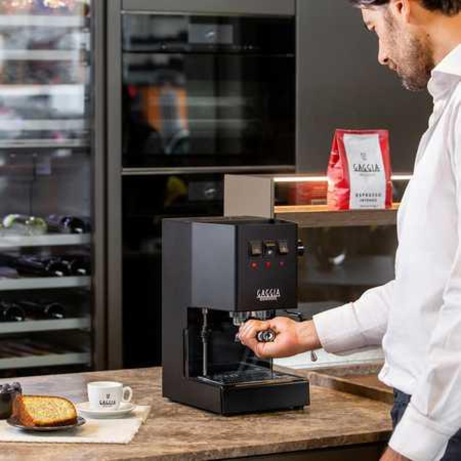 Gaggia кофемашина RI9481/14 Classic E24, 15 бар, 2,1 л, полуавтоматическая, встроенный капучинатор, Thunder Black (RI9481/14)
