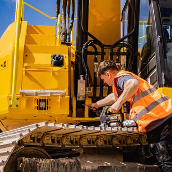 JCB JCB-18PGG-VS Professional 18V аккумуляторный шприц для смазки для обслуживания техники и узлов переменная скорость картридж 400г гибкий шланг (JCB-18PGG-VS)