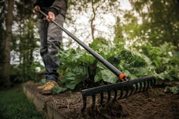 Dārza grābeklis ar kātu Solid 358x1540mm (14 zari) 1016036 FISKARS (1016036)