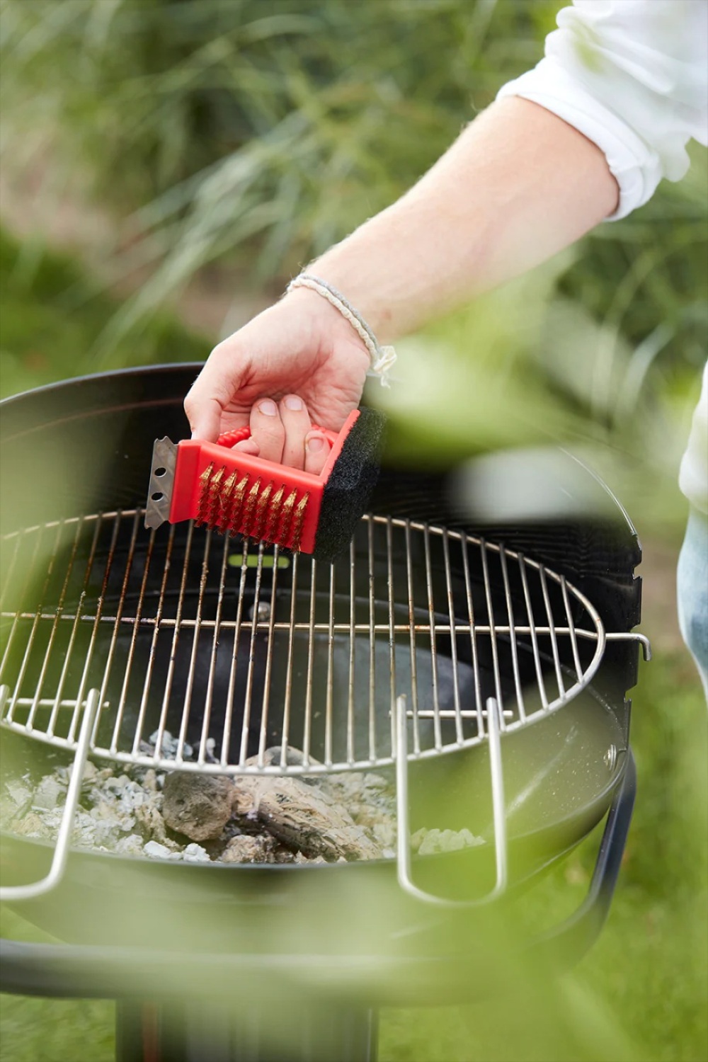 Barbecook 3-in-1 grila tīrīšanas birste restu tīrīšanai beršana slīpēšana skrāpēšana 150x60x110mm BC-ACC-7064 sarkana (BC-ACC-7064)