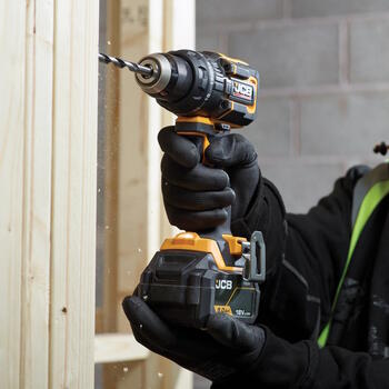 JCB JCB-18PCD-75-5 Professional 18V kompakta bezsuku urbjmašīna-skrūvgriezis urbšanai un skrūvēšanai 75Nm 13mm patrona 2x5.0Ah akumulatori 4.5A lādētājs (JCB-18PCD-75-5)