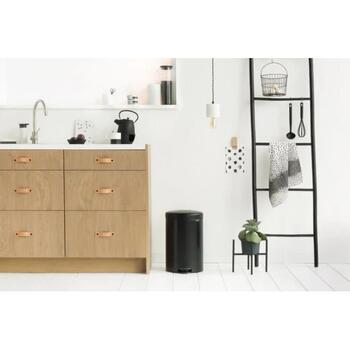 Brabantia NewIcon 114106 atkritumu tvertne ar pedāli, 20 l, 46,7 cm, nerūsējošais tērauds, klusa vāka aizvēršana (114106)