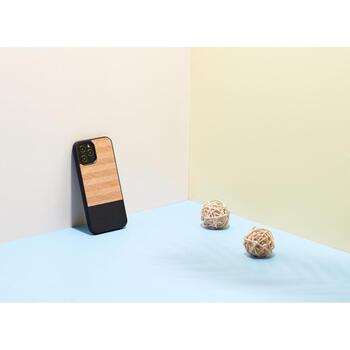 Man&Wood чехол M8642B, 6.1 дюйма, черный, дерево, поликарбонат, совместим с iPhone 12/12 Pro (M8642B)